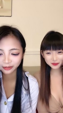 ️高颜值姐妹【一只鱼】下海双人play~雪白大奶~前凸后翘~模拟男女性爱互搞磨豆腐 截图1