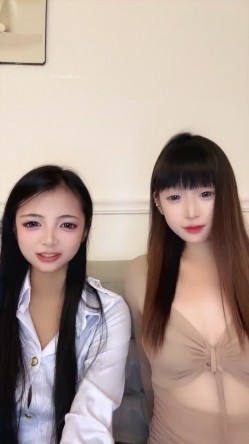️高颜值姐妹【一只鱼】下海双人play~雪白大奶~前凸后翘~模拟男女性爱互搞磨豆腐 截图2