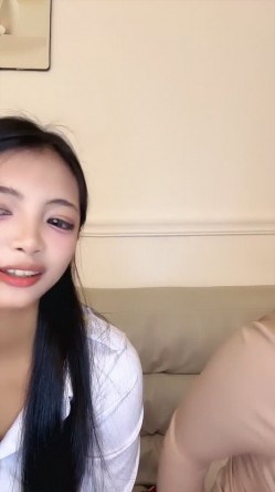 ️高颜值姐妹【一只鱼】下海双人play~雪白大奶~前凸后翘~模拟男女性爱互搞磨豆腐 截图4
