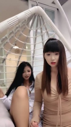 ️高颜值姐妹【一只鱼】下海双人play~雪白大奶~前凸后翘~模拟男女性爱互搞磨豆腐 截图7