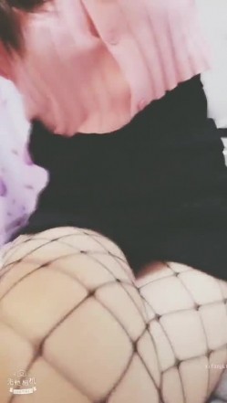 “鸡巴好硬~我要来高潮了”对话超淫荡，顶级骚母狗大奶妖媚【雪儿】群福利，户外车震3P淫声浪语骚得离谱 截图4