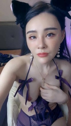 丝袜情趣露脸骚人妻的诱惑，情趣漏奶情趣装跟狼友撩骚互动听指挥，掰开骚逼给狼友看，淫声荡语不断精彩刺激 截图9