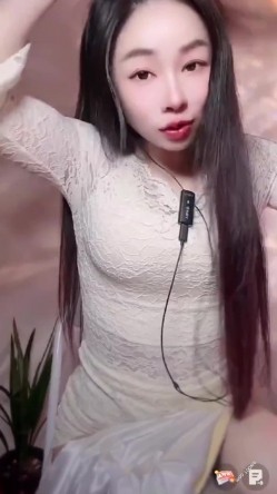 漂亮某音主播 我们也是有才艺的 笑什么 哎呀我的妈耶 骚货露出了好大好肥的鲍鱼 截图1