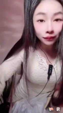 漂亮某音主播 我们也是有才艺的 笑什么 哎呀我的妈耶 骚货露出了好大好肥的鲍鱼 截图2