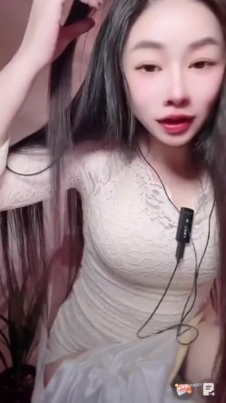 漂亮某音主播 我们也是有才艺的 笑什么 哎呀我的妈耶 骚货露出了好大好肥的鲍鱼 截图3