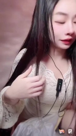 漂亮某音主播 我们也是有才艺的 笑什么 哎呀我的妈耶 骚货露出了好大好肥的鲍鱼 截图4