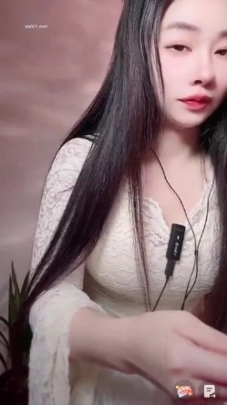 漂亮某音主播 我们也是有才艺的 笑什么 哎呀我的妈耶 骚货露出了好大好肥的鲍鱼 截图5