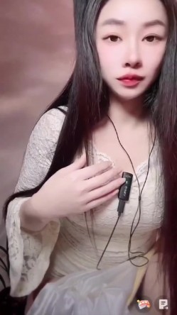 漂亮某音主播 我们也是有才艺的 笑什么 哎呀我的妈耶 骚货露出了好大好肥的鲍鱼 截图6