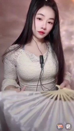 漂亮某音主播 我们也是有才艺的 笑什么 哎呀我的妈耶 骚货露出了好大好肥的鲍鱼 截图7