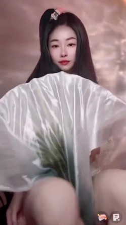 漂亮某音主播 我们也是有才艺的 笑什么 哎呀我的妈耶 骚货露出了好大好肥的鲍鱼 截图8