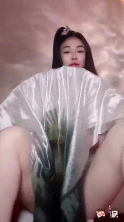 漂亮某音主播 我们也是有才艺的 笑什么 哎呀我的妈耶 骚货露出了好大好肥的鲍鱼 截图9