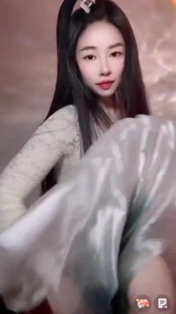 漂亮某音主播 我们也是有才艺的 笑什么 哎呀我的妈耶 骚货露出了好大好肥的鲍鱼 截图10