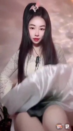 漂亮某音主播 我们也是有才艺的 笑什么 哎呀我的妈耶 骚货露出了好大好肥的鲍鱼 截图11