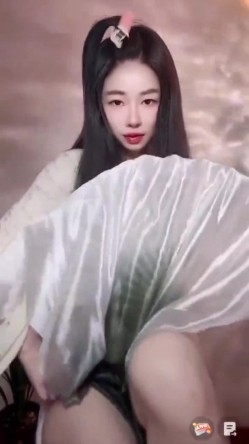 漂亮某音主播 我们也是有才艺的 笑什么 哎呀我的妈耶 骚货露出了好大好肥的鲍鱼 截图12