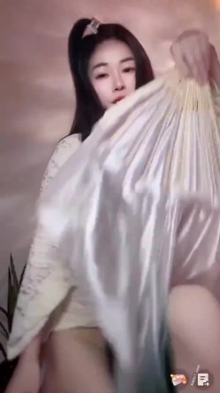 漂亮某音主播 我们也是有才艺的 笑什么 哎呀我的妈耶 骚货露出了好大好肥的鲍鱼 截图13
