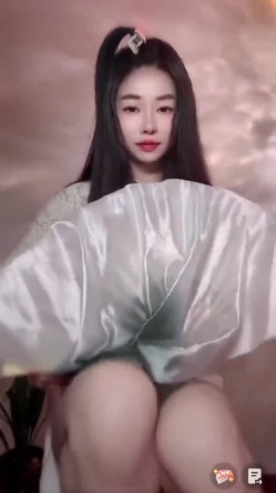 漂亮某音主播 我们也是有才艺的 笑什么 哎呀我的妈耶 骚货露出了好大好肥的鲍鱼 截图14