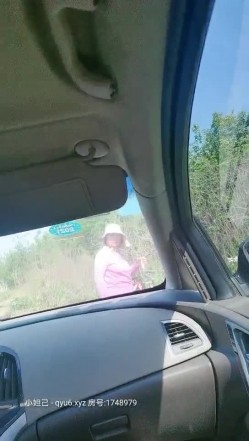 农村女人户外激情车震全程露脸正干的爽呢，车外来个大妈吓一跳，等大妈走了抱在怀里玩着奶子上位激情抽插 截图4