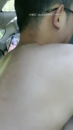 农村女人户外激情车震全程露脸正干的爽呢，车外来个大妈吓一跳，等大妈走了抱在怀里玩着奶子上位激情抽插 截图15