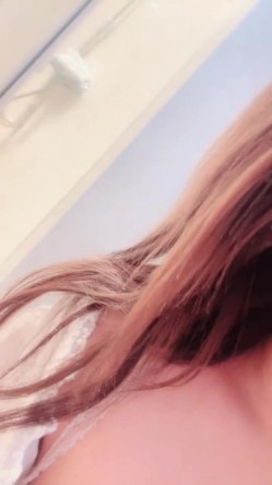 【美女落九川】超高颜值学生妹，活力美少女，说话嗲嗲很会玩诱惑，掏出美乳揉捏，翘起美腿拨开内裤，手指扣穴水声 截图6