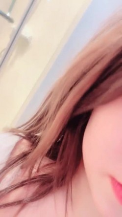 【美女落九川】超高颜值学生妹，活力美少女，说话嗲嗲很会玩诱惑，掏出美乳揉捏，翘起美腿拨开内裤，手指扣穴水声 截图7
