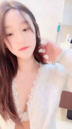 【美女落九川】超高颜值学生妹，活力美少女，说话嗲嗲很会玩诱惑，掏出美乳揉捏，翘起美腿拨开内裤，手指扣穴水声 截图9