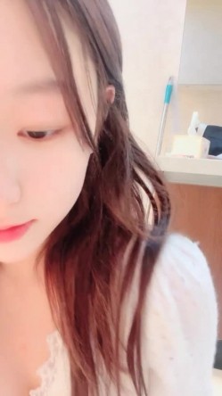 【美女落九川】超高颜值学生妹，活力美少女，说话嗲嗲很会玩诱惑，掏出美乳揉捏，翘起美腿拨开内裤，手指扣穴水声 截图10