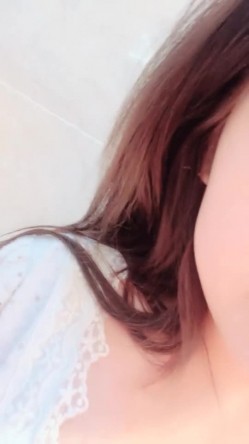 【美女落九川】超高颜值学生妹，活力美少女，说话嗲嗲很会玩诱惑，掏出美乳揉捏，翘起美腿拨开内裤，手指扣穴水声 截图14