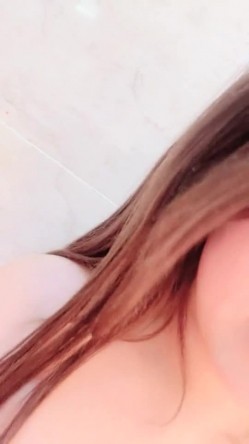 【美女落九川】超高颜值学生妹，活力美少女，说话嗲嗲很会玩诱惑，掏出美乳揉捏，翘起美腿拨开内裤，手指扣穴水声 截图15