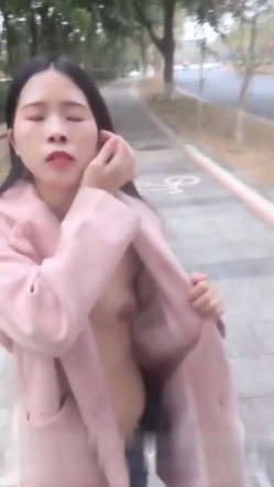 太牛逼了大白天帅哥和妹子马路边车来车往的草地上露出做爱这的治安太好了也没人上来骚扰一下 截图1