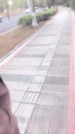 太牛逼了大白天帅哥和妹子马路边车来车往的草地上露出做爱这的治安太好了也没人上来骚扰一下 截图2