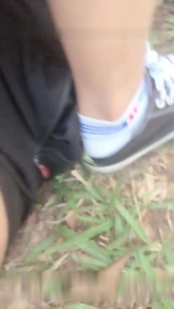 太牛逼了大白天帅哥和妹子马路边车来车往的草地上露出做爱这的治安太好了也没人上来骚扰一下 截图6