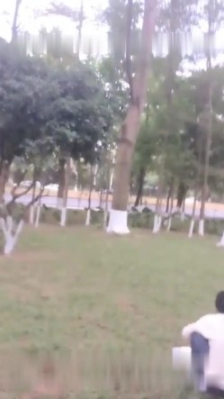 太牛逼了大白天帅哥和妹子马路边车来车往的草地上露出做爱这的治安太好了也没人上来骚扰一下 截图16