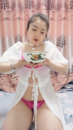 火爆全网极品露脸人妻熟女，肚皮舞老师【柏X彤】绝密私拍，肤白奶大肥臀裸舞啪啪，相当炸裂 截图4