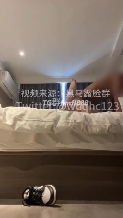 推特68万良家杀手「我的枪好长」年后第一炮，极品母狗被疯狂打桩，两条腿被操的无助颤抖，又摇要又不耐操，对白可射 截图13