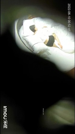 新流出乐橙酒店偷拍两对男女开房啪啪郭德纲同款发型老哥挺会舔逼的 截图10