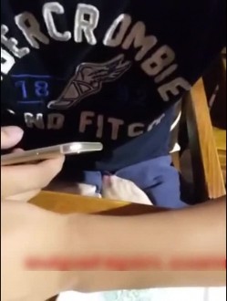 推女郎模特何奕恋用脚勾引挑逗眼镜土豪肏她帮忙剃毛爱爱内射然后浴缸内清洗BB对白淫荡 截图3