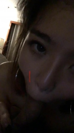 女神级大学美女趁闺蜜放假回家和她男友偷情自拍,正干的激烈闺蜜突然打电话说就在她楼下 截图3