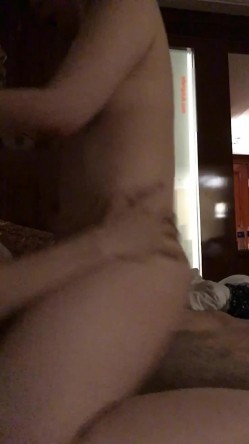 女神级大学美女趁闺蜜放假回家和她男友偷情自拍,正干的激烈闺蜜突然打电话说就在她楼下 截图5