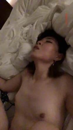 女神级大学美女趁闺蜜放假回家和她男友偷情自拍,正干的激烈闺蜜突然打电话说就在她楼下 截图7