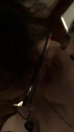 女神级大学美女趁闺蜜放假回家和她男友偷情自拍,正干的激烈闺蜜突然打电话说就在她楼下 截图11