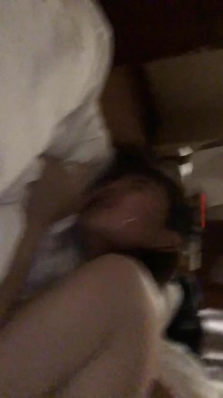 女神级大学美女趁闺蜜放假回家和她男友偷情自拍,正干的激烈闺蜜突然打电话说就在她楼下 截图13