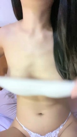 极品尤物网红女神！近期下海！顶级颜值身材，一对豪乳揉捏，粗大假屌抽插无毛骚穴，翘起屁股后入 截图6