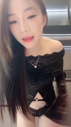 新人学生妹 热舞女神【黎巴啦呀】美乳挺胸~激情裸舞自慰喷水一字马跪地沐浴完美G奶热舞+自慰 截图2