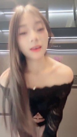 新人学生妹 热舞女神【黎巴啦呀】美乳挺胸~激情裸舞自慰喷水一字马跪地沐浴完美G奶热舞+自慰 截图3