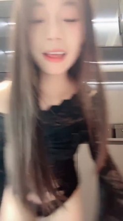新人学生妹 热舞女神【黎巴啦呀】美乳挺胸~激情裸舞自慰喷水一字马跪地沐浴完美G奶热舞+自慰 截图4