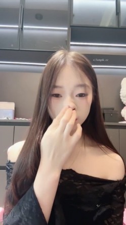 新人学生妹 热舞女神【黎巴啦呀】美乳挺胸~激情裸舞自慰喷水一字马跪地沐浴完美G奶热舞+自慰 截图9