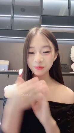 新人学生妹 热舞女神【黎巴啦呀】美乳挺胸~激情裸舞自慰喷水一字马跪地沐浴完美G奶热舞+自慰 截图11
