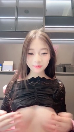 新人学生妹 热舞女神【黎巴啦呀】美乳挺胸~激情裸舞自慰喷水一字马跪地沐浴完美G奶热舞+自慰 截图14