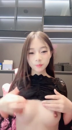 新人学生妹 热舞女神【黎巴啦呀】美乳挺胸~激情裸舞自慰喷水一字马跪地沐浴完美G奶热舞+自慰 截图15