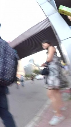 北京地铁商圈CD系列2，掀裙被小姐姐发现差点被打手，大神不怕还继续拍 截图1